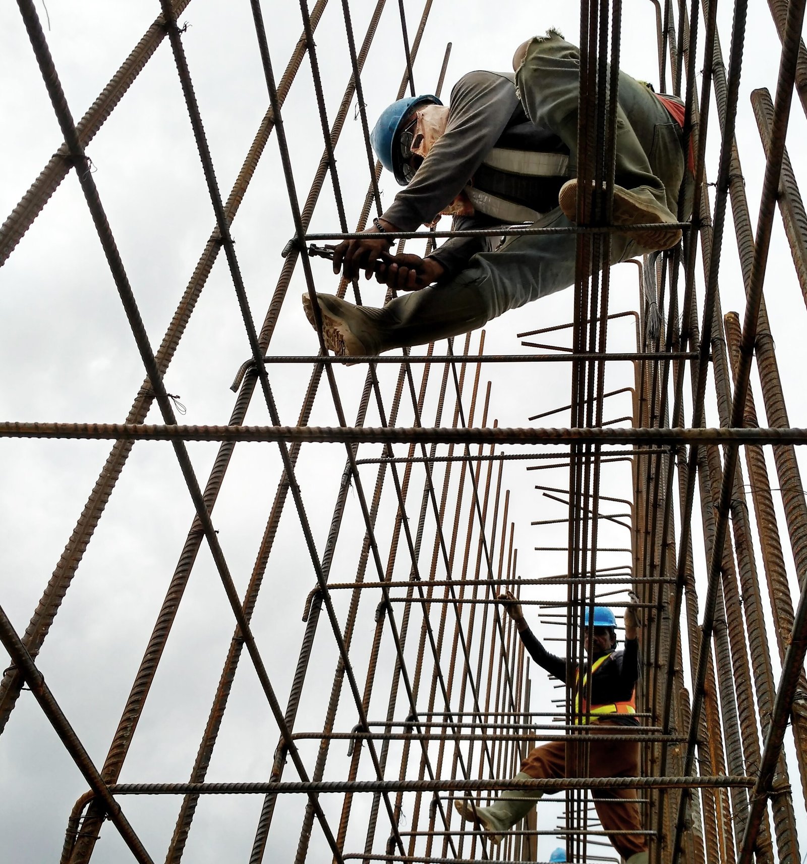 Daftar Harga Besi Beton per Kg Terbaru 2025 – Cek Harga SNI & Tips Hemat!