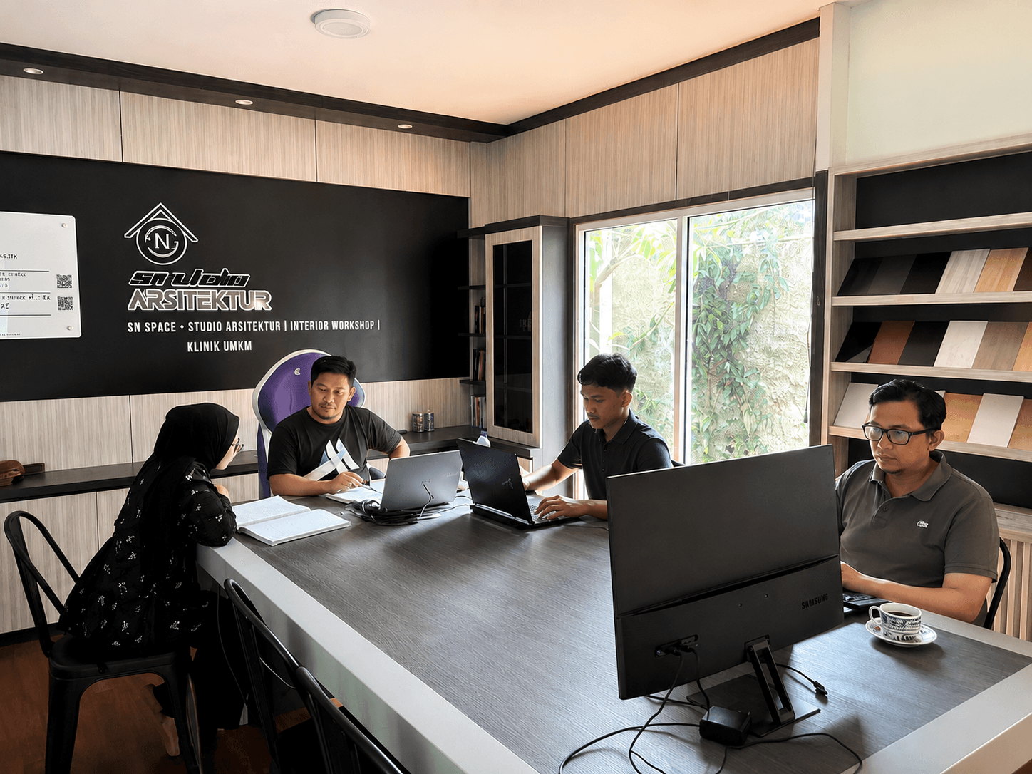 Tim SN Studio Arsitek sedang melayani Klien desain rumah 