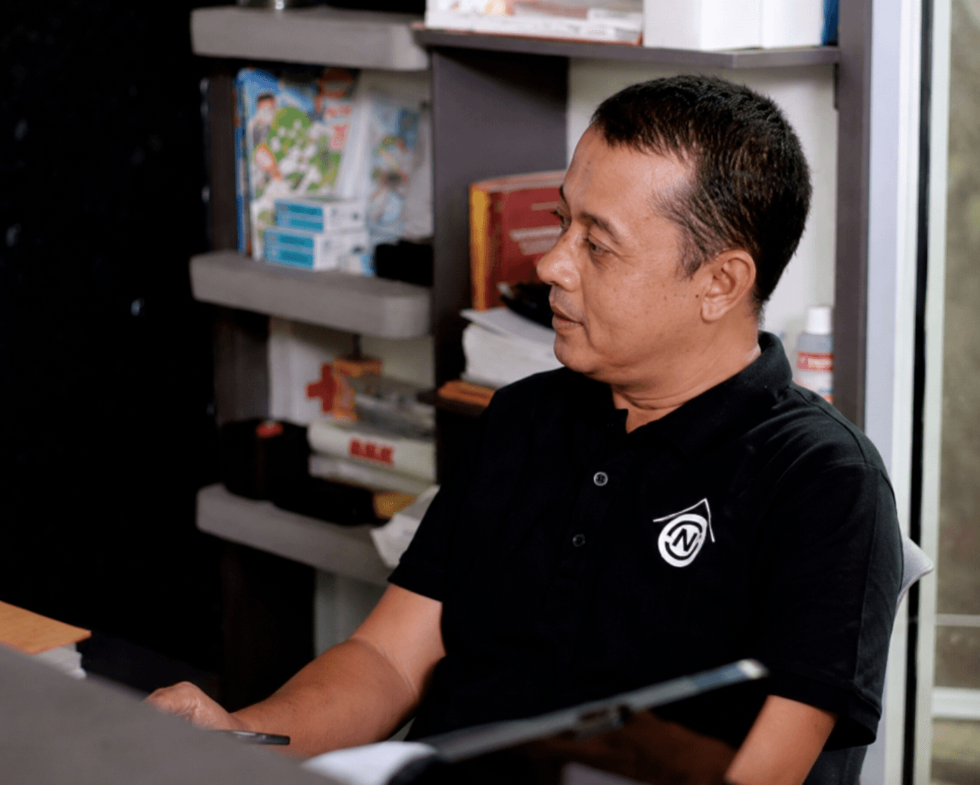 Beny Saputra, S.E Staff Logistik Pengelolaan Peralatan dan Kendaraan SN Studio Arsitek